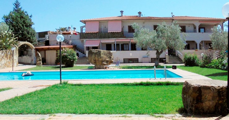 Appartamenti al piano terra con terrazzo