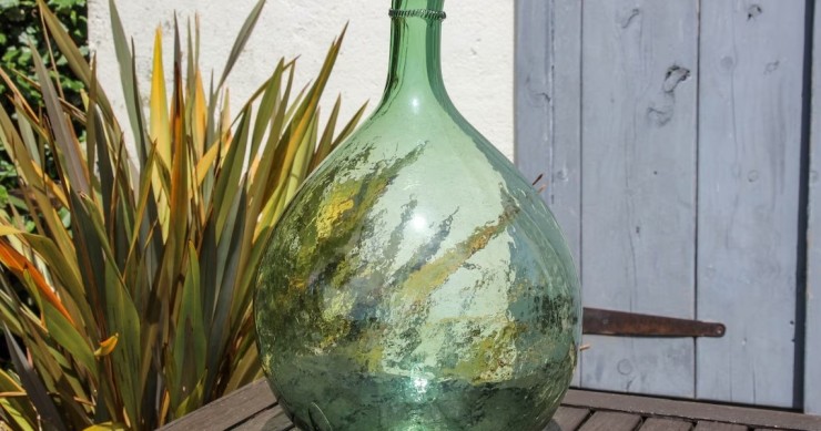 damigiane vetro in giardino