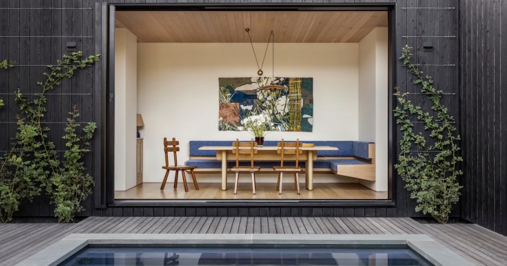 Salón abierto frente a la piscina