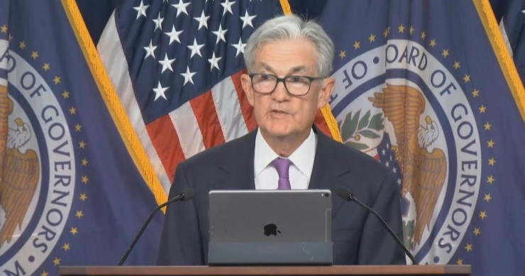 Usa, Fed conferma tassi e medita tagli per circa 0,75 punti sul 2024