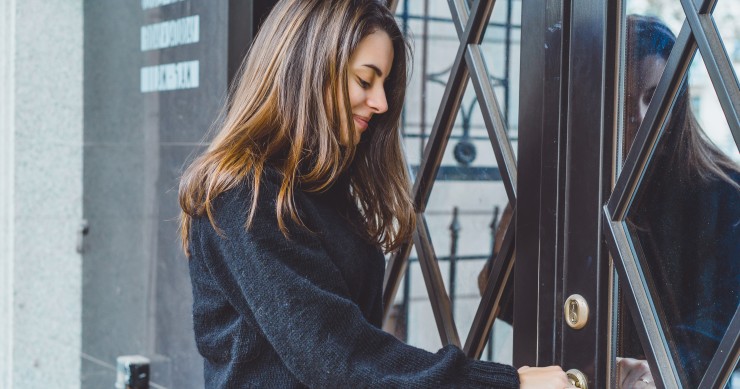 proprietario apre la porta di casa