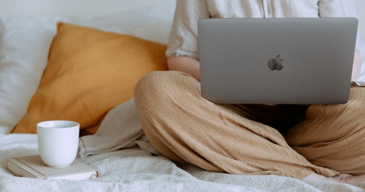 donna al lavoro al computer