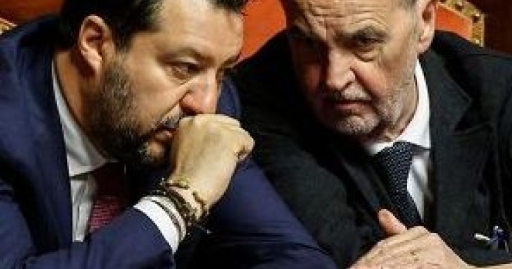 ##Dal Senato primo s? ad Autonomia ma in aula risuona inno Mameli