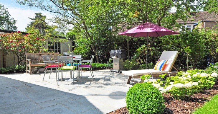 come arredare giardino pavimentato