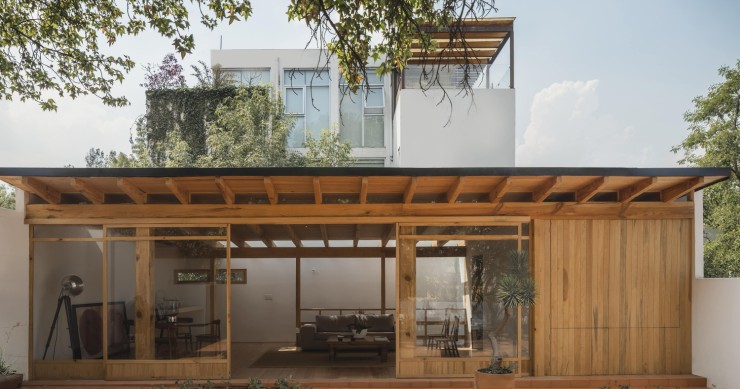 Fachada interior y jardín