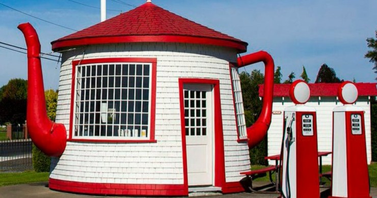 stazione di servizio a forma di teiera