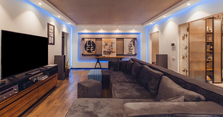 soffitto scuro e pareti bianche