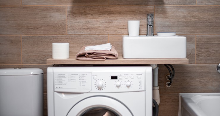 Idee salvaspazio per bagno piccolo con lavatrice
