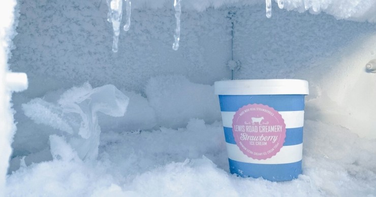 congelatore con tanto ghiaccio