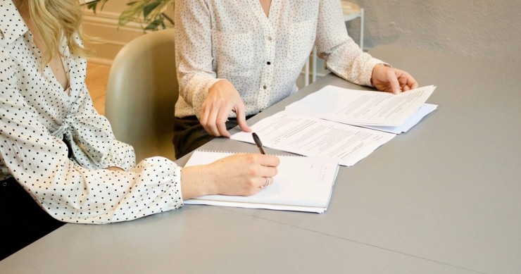 due donne firmano documenti