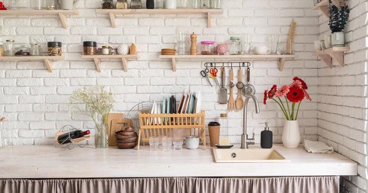 scegliere tendine al posto delle ante in cucina