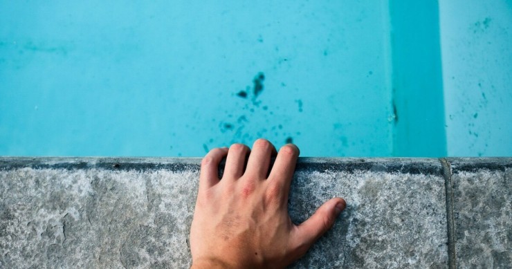 acqua della piscina sporca