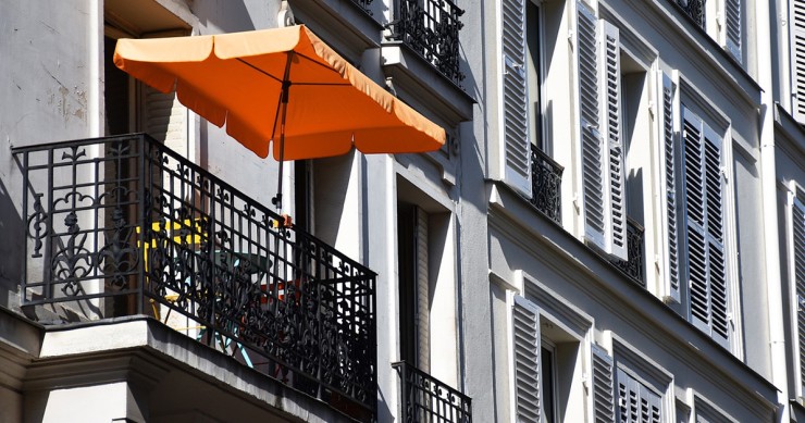 Ombrellone sul balcone del condominio