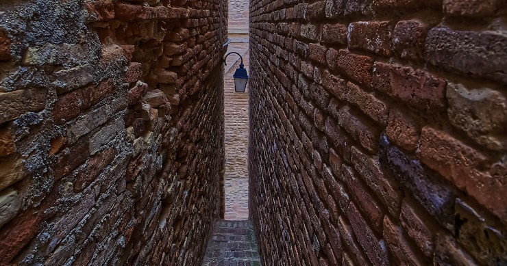 vicolo più stretto delle marche