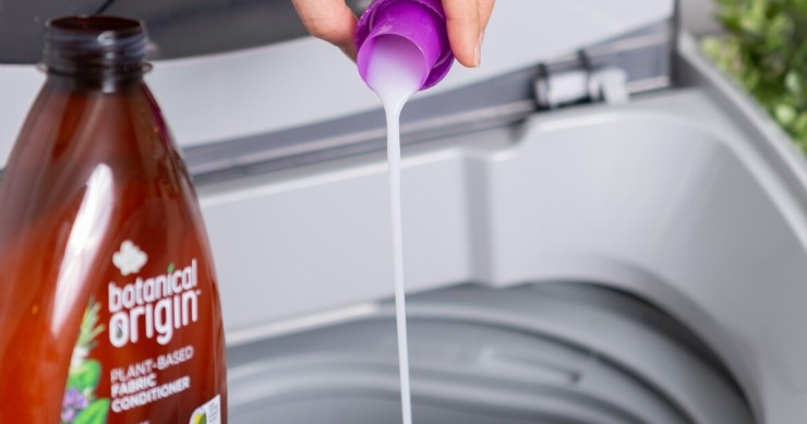 ammorbidente nel cestello della lavatrice