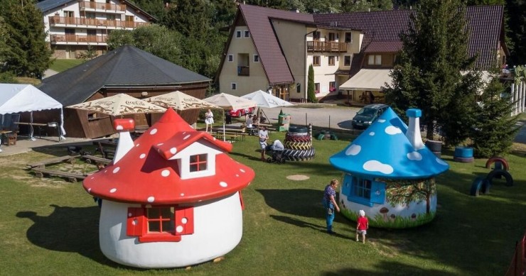 hotel con case dei puffi slovacchia chata belez
