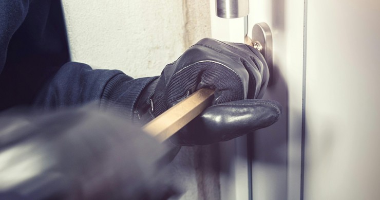 Ladro scassina la porta