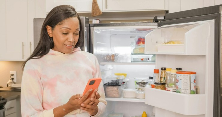 donna davanti al frigorifero