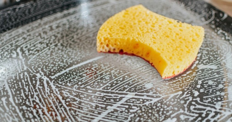 pulizia con detersivo per piatti