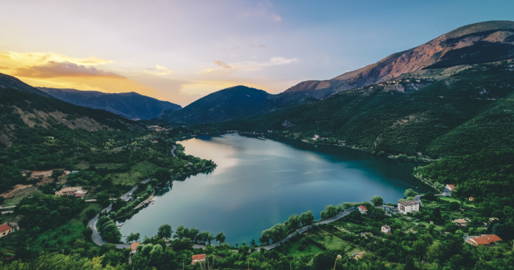 Lago a forma di cuore in Abruzzo