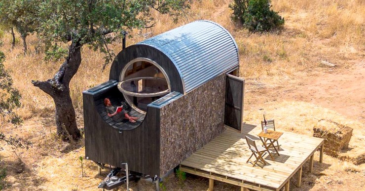 Exterior con una mujer tomando el sol