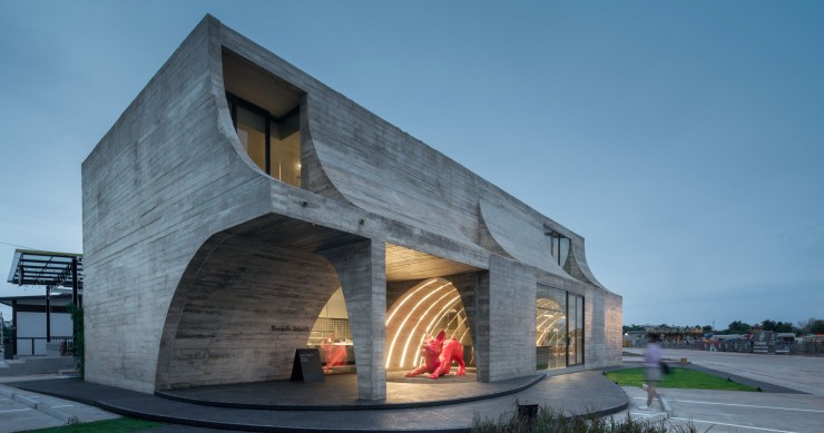 En la ciudad de Nakhon Ratchasima, Tailandia, el estudio Touch Architect ha diseñado French Kitsch III, una pastelería que destaca por su diseño innovador y evocador.