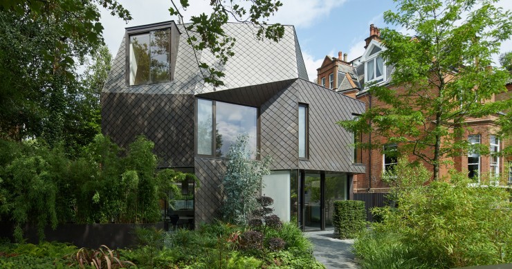 La Mesh House es la vivienda renovada por el estudio local Alison Brooks Architects en Belsize Park, Londres.