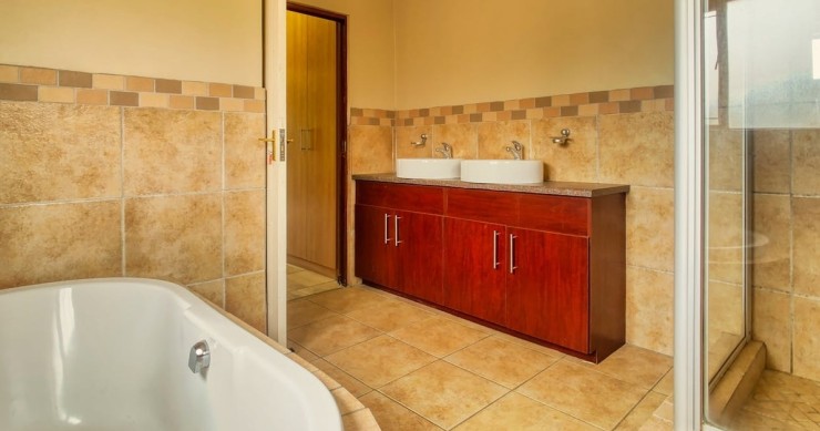 bagno con mobile in legno di mogano