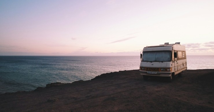 camper parcheggiato vista mare