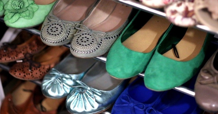scarpiera con scarpe da donna