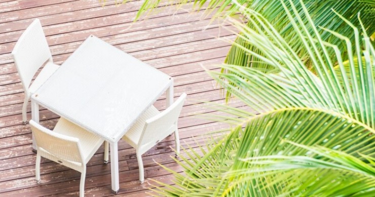 come pulire le sedie di plastica bianca