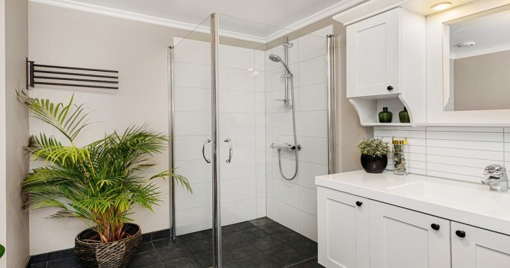 bagno con box doccia trasparente