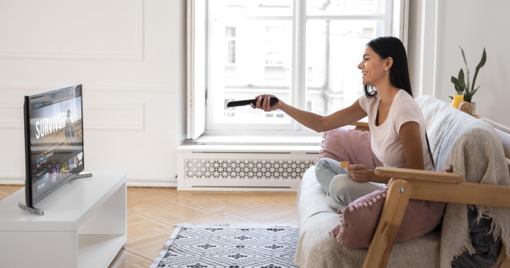 mobile tv davanti alla finestra