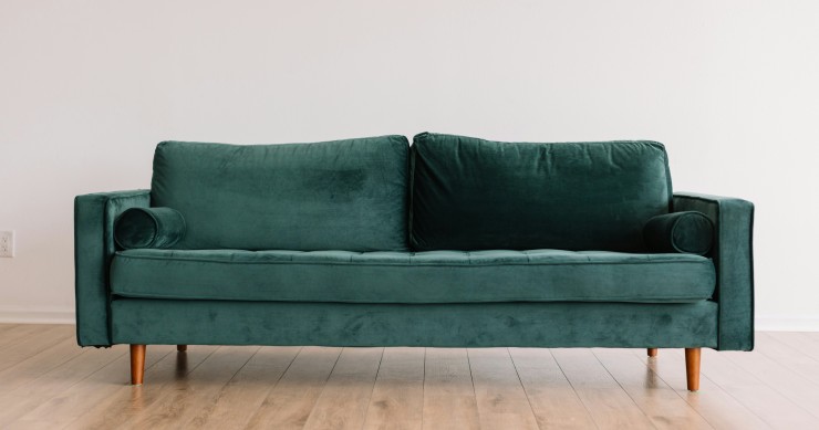 Come pulire un divano in camoscio