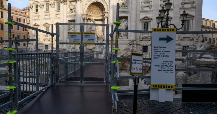 Fontana di Trevi passerella