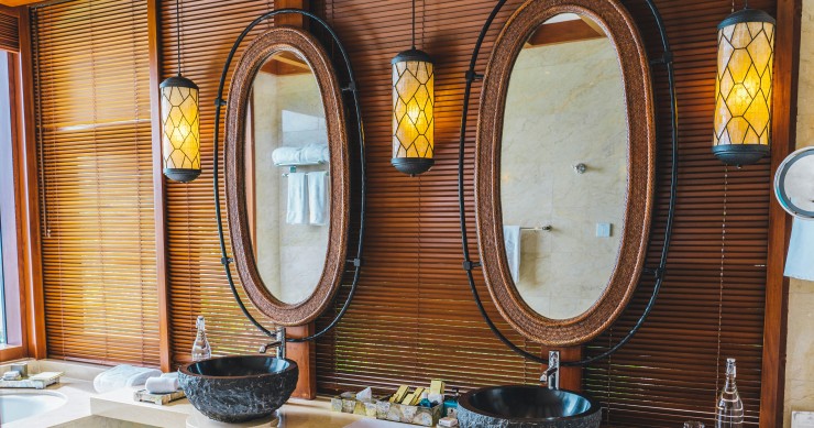 luce sopra lo specchio del bagno