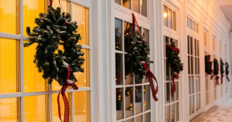 casa addobbata per natale esterno