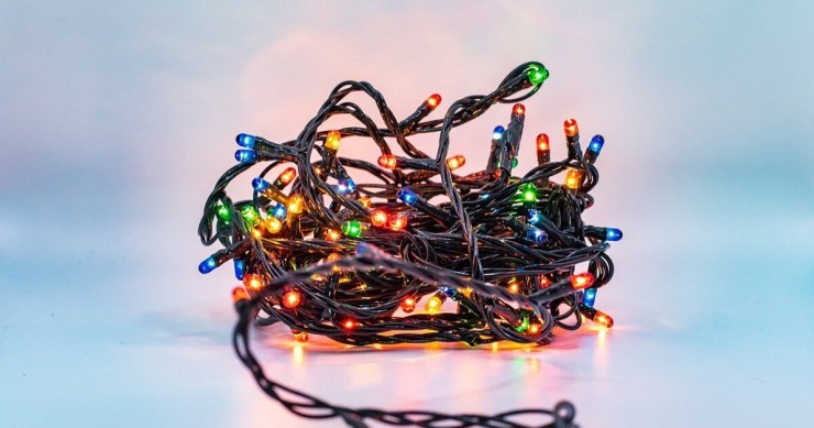 Un filo di luci natalizie multicolore per albero di Natale