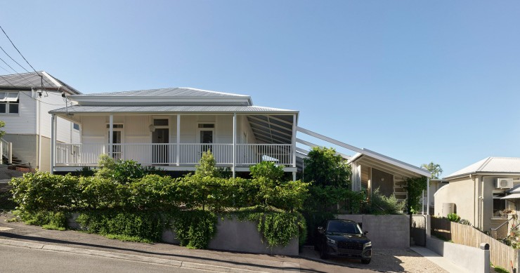 El elemento más característico de Cascade House es su cubierta e interiores escalonados para salvar la fuerte pendiente del terreno.