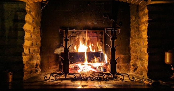 Camino con fuoco scoppiettante