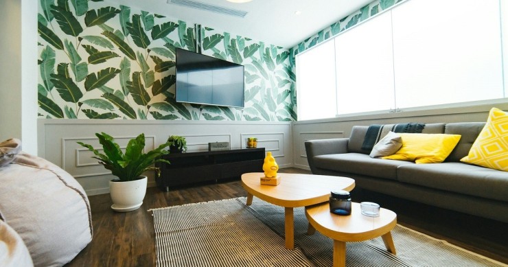 un soggiorno decorato con carta da parati