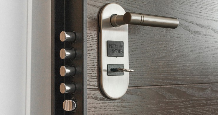 Sostituzione della porta d'ingresso dell'appartamento in condominio