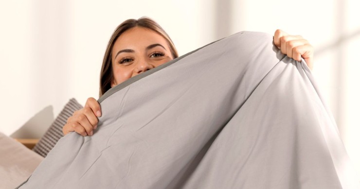 ragazza mostra un piumone sorridendo