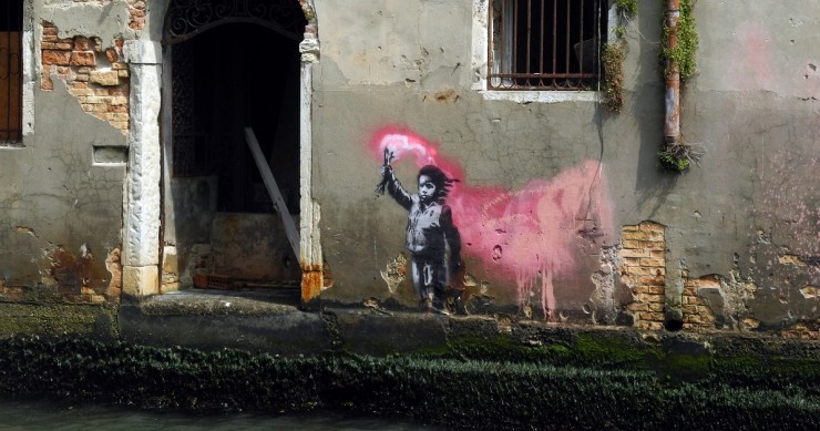 Migrant Child, il murale di Banksy a Venezia