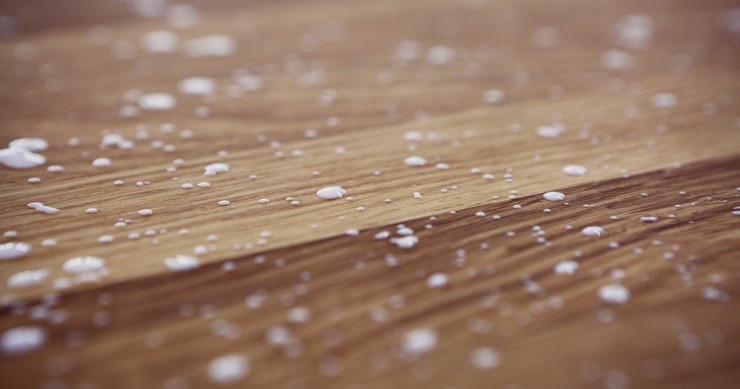 Gocce di colla su un pavimento di parquet