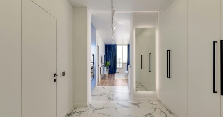 corridoio con armadi a muro