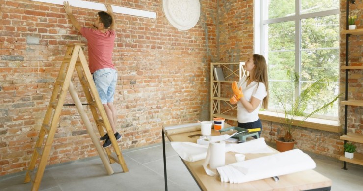 jeune couple travaillant sur un mur jeune couple travaillant sur un mur