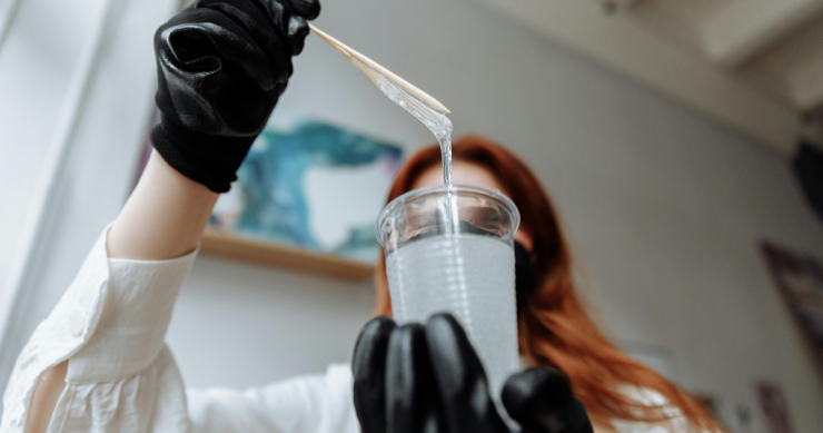 Una donna mescola della resina epossidica