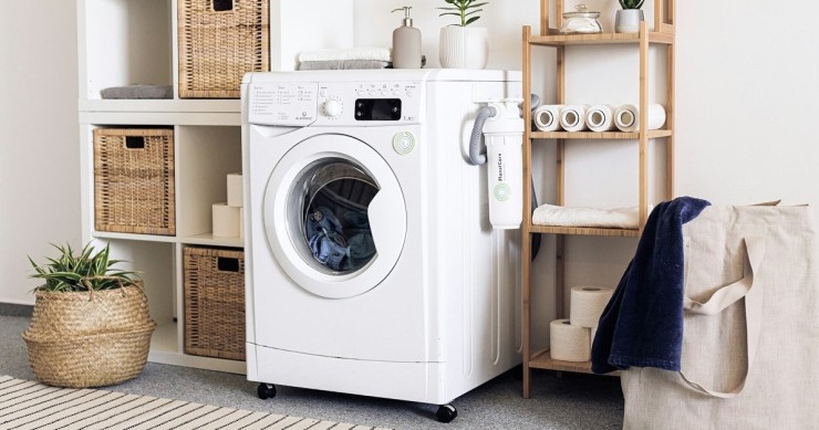 una stanza con una lavatrice