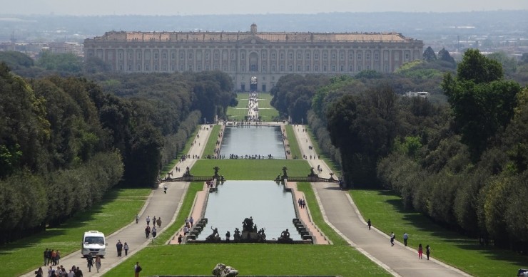 La Reggia di Caserta vista dalla fontana di Venere e Adone